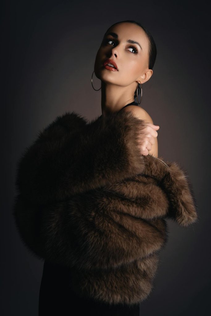 Aplikacja podkładu do makijażu wieczorowego